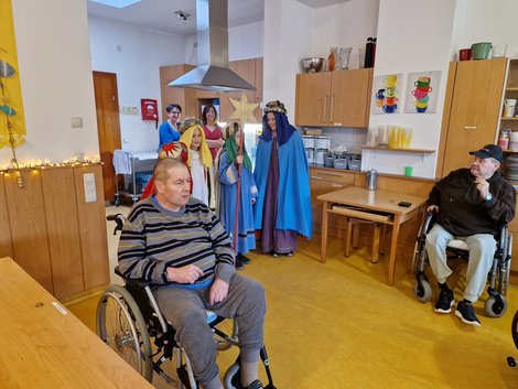 Sternsinger bei Bewohnern im Wohnzimmer