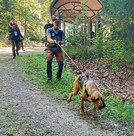 Mantrail Gmunden Mann mit Suchhund