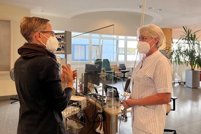 COVID-19-Zutrittskontrollen bei den Kliniken schützen die Patientinnen und Patienten.