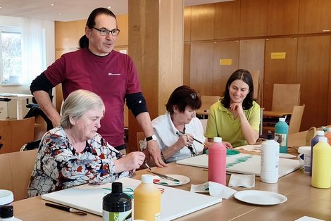 Mag. Holzknecht, Behindertenpädagogin und LPBZ-BewohnerInnen beim Workshop