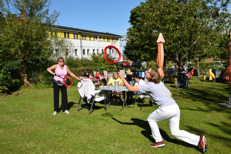 Therapeutin und Bewohnerin beim Spiel