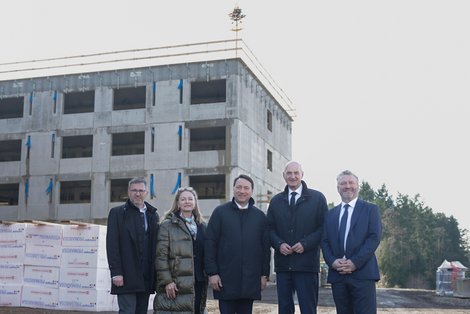 Vor dem LPBZ-Christkindl-Rohbau von links Mag. Konrad, Dr. Dieplinger, Dr. Haimbuchner, Dr. Dörfel, Dr. Schöffl