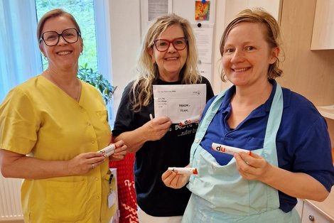 3 Mitarbeiterinnen des PSD mit Kuvert "Traum-Team" und Duploriegel