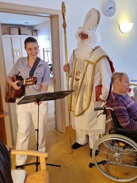 ET Verena Poinstingl mit Gitarre neben Nikolaus