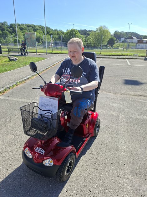 Bewohner auf Seniorenfahrzeug 