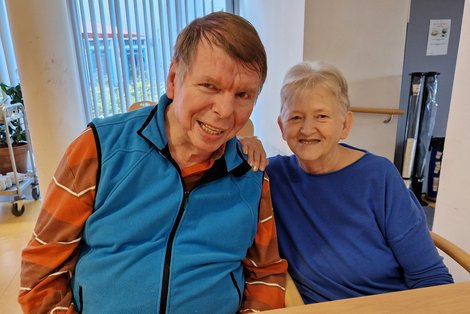 Bewohner und Bewohnerin bei Tisch