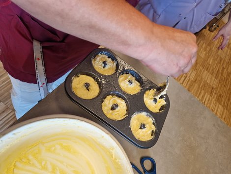 6 mit Teig befüllte kleine Gugelhupfbackformen