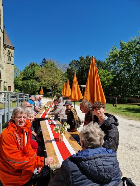 Bewohner bei Maifeier im Schloss Cumberland
