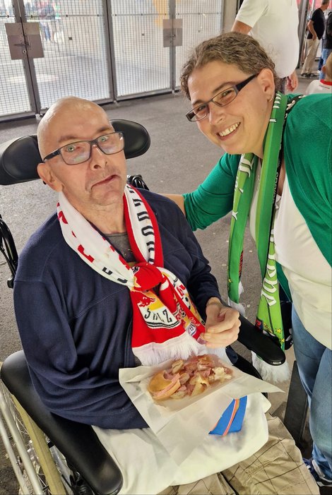 2 Fußballfans im Stadion