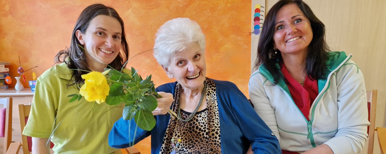 Bewohnerin mit Behindertenpädagogin und Dipl.-Pflegekraft