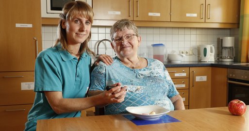 Therapeutin mit Bewohnerin beim Essen