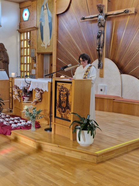 Seelsorgerin Bettina Groiß-Madlmair beim Pult
