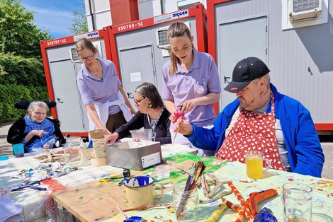 BewohnerInnen und Ergotherapeutinnen bei der Kreativstation