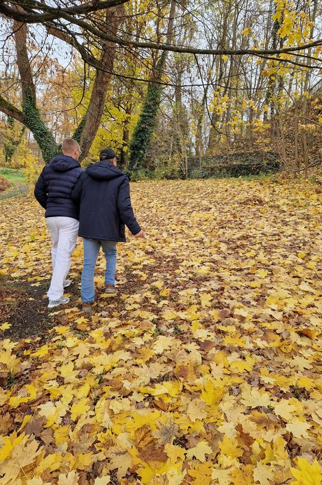 Zwei Männer beim Herbstspaziergang
