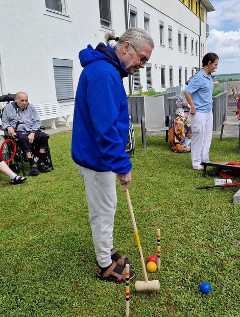 Bewohner spielt Krocket