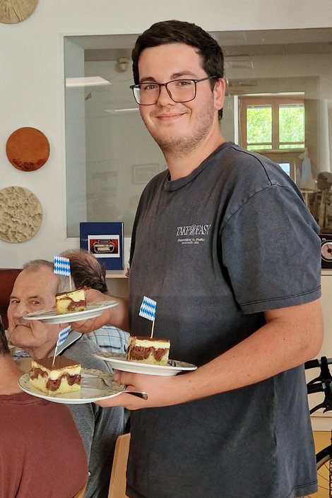 Zivi serviert Mehlspeisen beim Oktoberfest