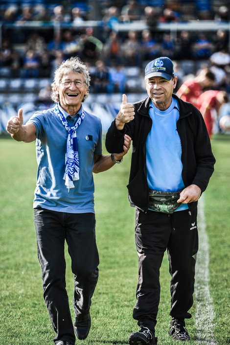 Bewohner am Fußballplatz des SV Gallneukirchen mit Trainer