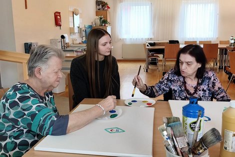 HLW-Schülerin und LPBZ-BewohnerInnen beim Workshop