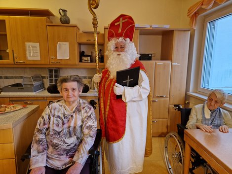 Bewohnerin und Nikolaus