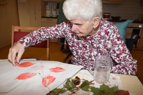 Martha beim Drucken der Blätter