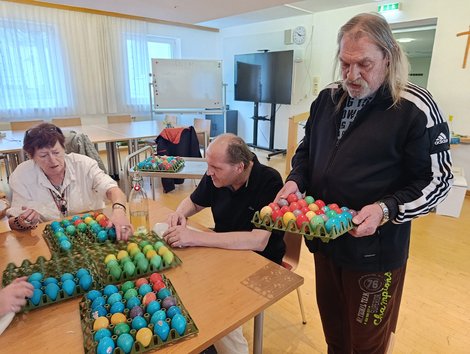 Bewohner trägt Palette mit Ostereier