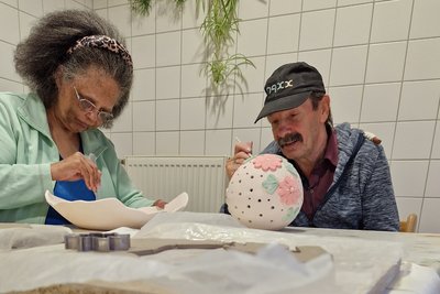 Zwei BewohnerInnen in der Töpferwerkstat