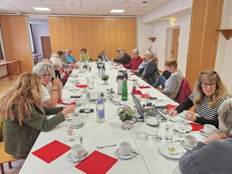 viele ehrenamtliche MitarbeiterInnen bei Tisch