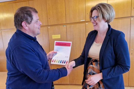 PD Schwarzlmüller gratuliert Behindertenpädagogin Lisa Winter für 15 Jahre Dienst im LPBZ Christkindl.