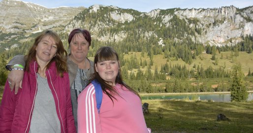 Bewohnerinnen beim einem Ausflug vor Bergkulisse