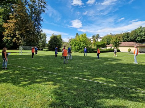FußballspielerInnen am Feld
