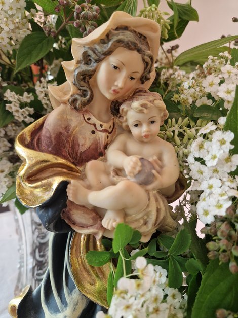 Marienstatue vor Blumen