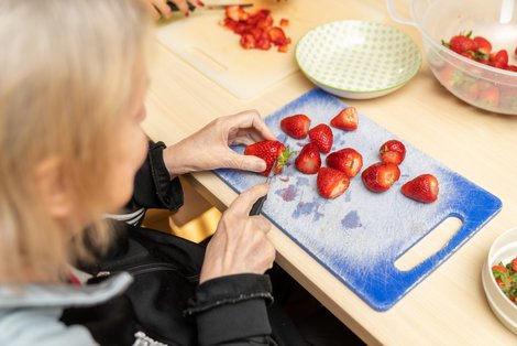 Bewohnerin scheidet Erdbeeren