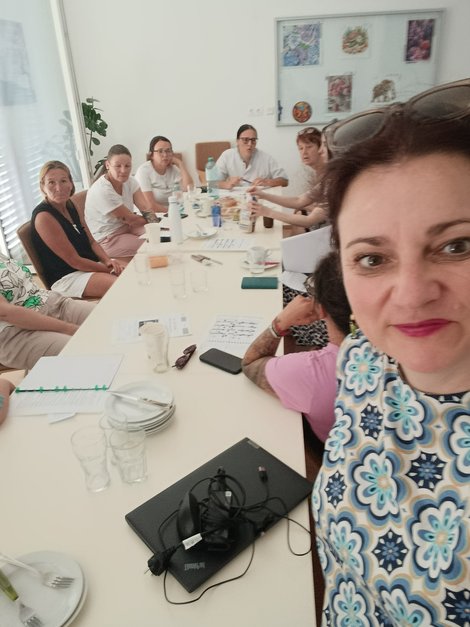 Sabine Eingang und MitarbeiterInnen bei Tisch