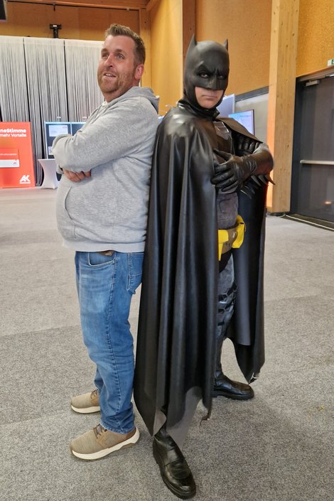 Bewohner mit Batman-Darsteller