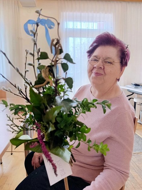 Bewohnerin mit ihrem selbst gebundenen Palmbesen