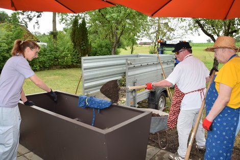 Befüllen der Hochbeete