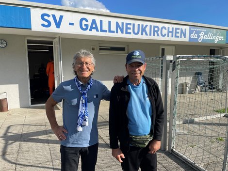 Bewohner und Trainer vor dem Eingang des SV Gallneukirchen
