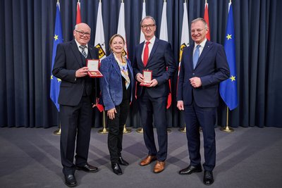 Regierungsrat Johann Schifflhuber, Dr. Anna Maria Dieplinger, DGKP Andreas Leitner und Landeshauptmann Mag. Stelzer