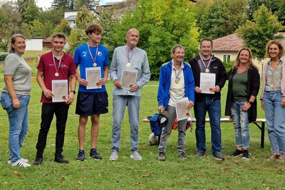 Gruppenfoto der Sportler mit Urkunden