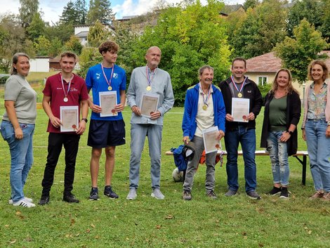Gruppenfoto der Sportler mit Urkunden