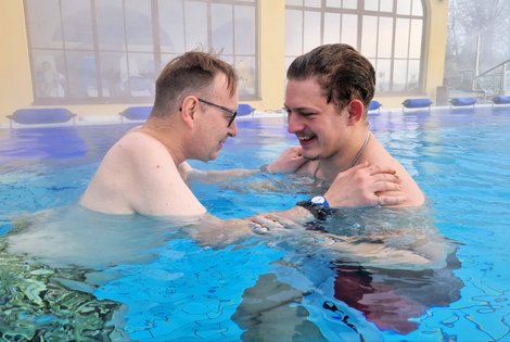 Bewohner und Zivi im Wasser