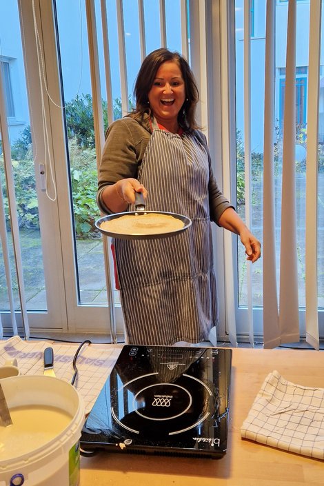 DGKP Verena König beim Palatschinkenbacken