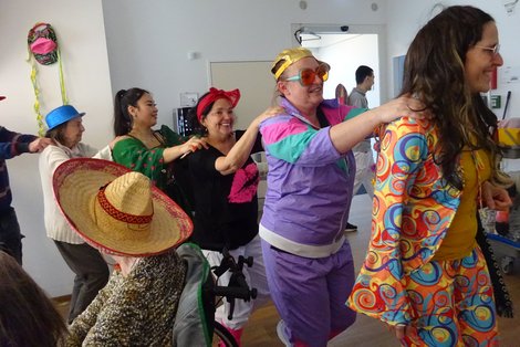 Maskierte tanzen Polonaise