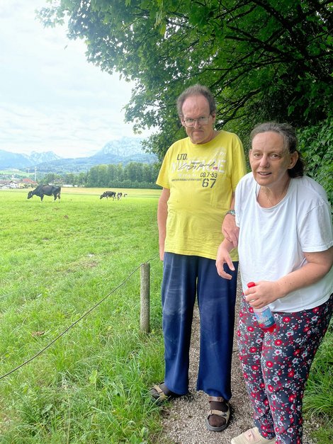 Zwei Bewohner bei Spaziergang