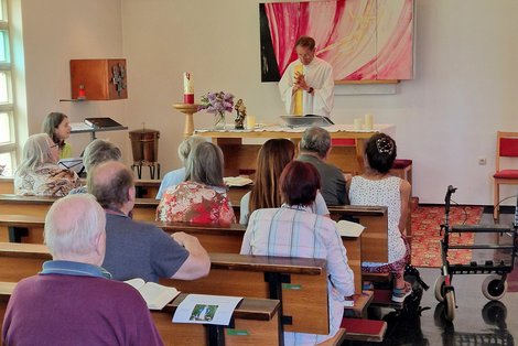 Dr. Christoph Pfaffenwimmer am Altar. Er zelebriert die Maiandacht mit BewohnerInnen