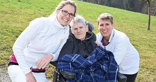 2 Mitarbeiterinnen und 1 Bewohnerin genießen die ersten Frühlingsstrahlen