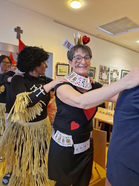 Herzkönigin tanzt Polonaise