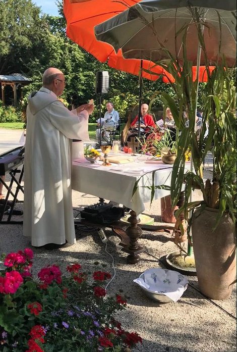 Pfarrer Kainberger zelebriert Gottesdienst