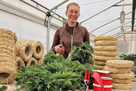 Stefanie Ottensamer beim Adventkranzbinden