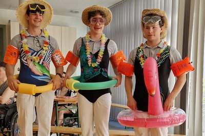 3 Zivis im Badeoutfit